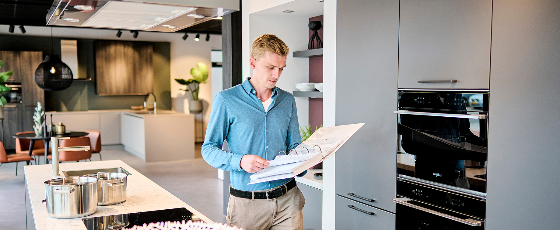 man-showroom-met-map